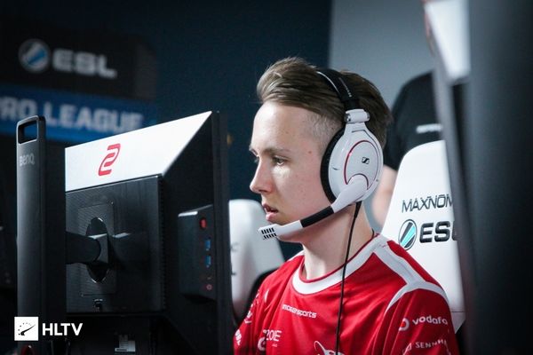 解说Joker：可靠消息，BLG全员留队则左手必然续约！目前仅打野未定！